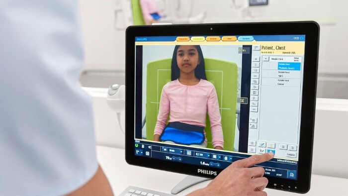 Radiologist using DigitalDiagnost C90