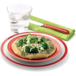 Mini pizza’s with basil and broccoli