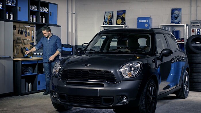 كيفية استبدال لمبات المصابيح الأمامية في سيارة Mini Cooper Countryman