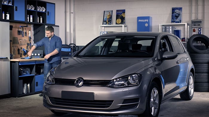 كيفية استبدال لمبات المصابيح الأمامية في سيارة Volkswagen Golf VII
